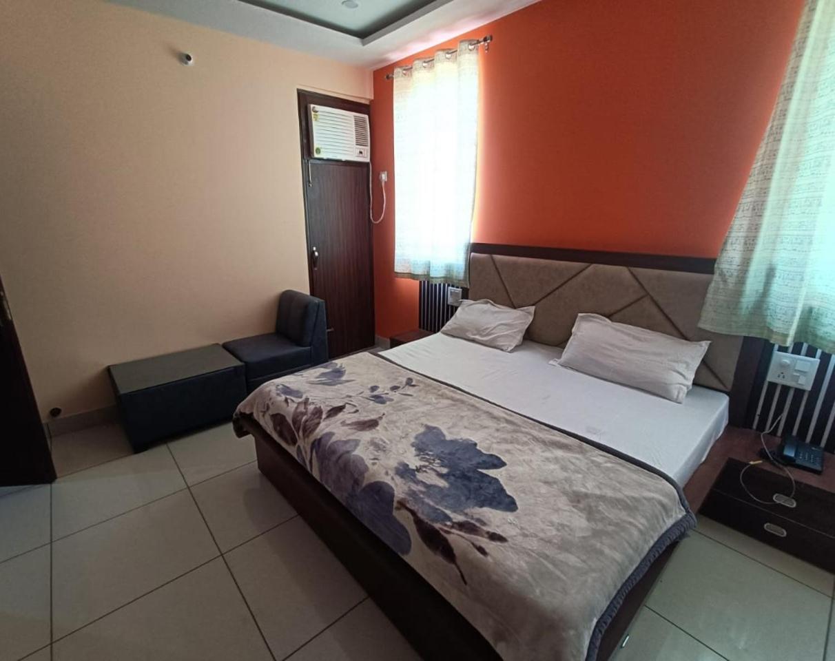 Om Hotel Rohtak Экстерьер фото